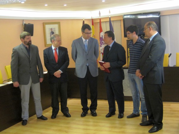 

Mario Amilivia con el Alcalde, el Secretario del Consejo Consultivo, el Secretario Municipallos y los Portavoces de los grupos polticos

