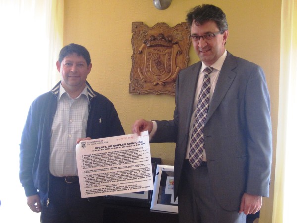 

Juan Martínez y José Jiménez con el cartel del IV Plan de Empleo Local

