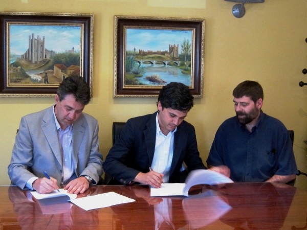 

Juan Martínez Majo, Eduardo Sánchez-Ocaña y el Secretario Javier Álvarez en la firma del convenio

