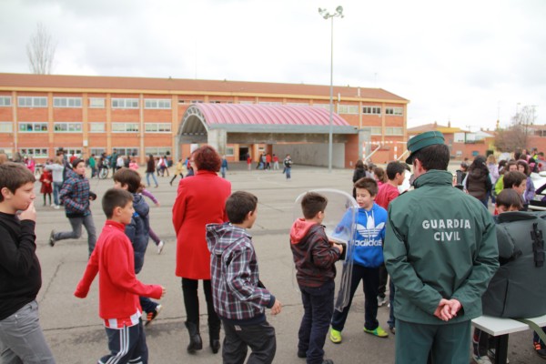 

Niños jugando con el material de la Guardia Civil

