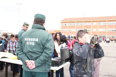 

Niños jugando con el material de la Guardia Civil

