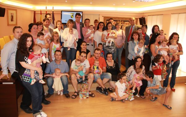 

Foto de familia de la entrega de las Ayudas a la Natalidad

