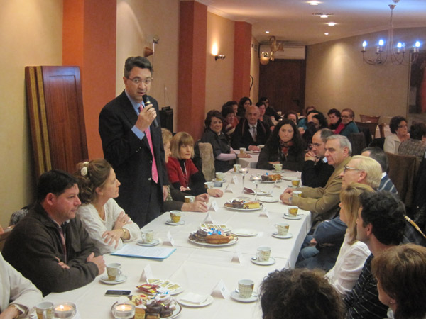 

Juan Martínez Majo dirigiendose al público asistente al Café Solidario para los voluntarios de las asociaciones de Valencia de Don Juan

