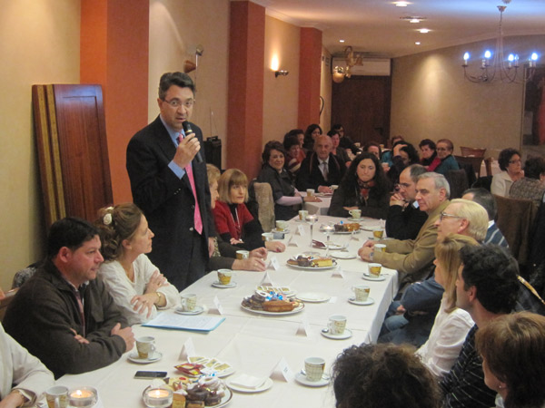 

Juan Martínez Majo dirigiendose al público asistente al Café Solidario para los voluntarios de las asociaciones de Valencia de Don Juan
