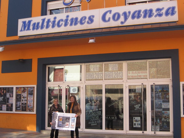 

La Concejal de Cultura y la responsable de la empresa ARS7 presentando los II Goyas Coyanza con los Multicines Coyanza a su espalda
