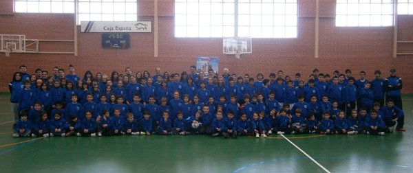 

Foto de familia de las Escuelas Deportivas durante el acto de entrega

