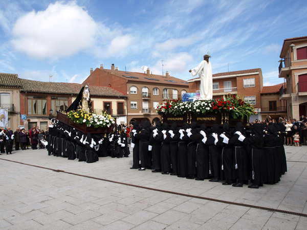 

Momento del Encuentro en la Plaza Mayor durante la Procesión de la Resurrección.

