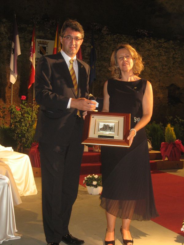 

Foto de Ana Muñoz, pregonera de las Fiestas del Año 2009, junto a Juan M. Majo, Alcalde de la localidad.

