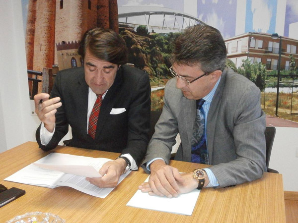 

Foto del subdelegado del Gobierno en León, Juan Carlos Suárez-Quiñones y el alcalde coyantino, Juan Martínez Majo
