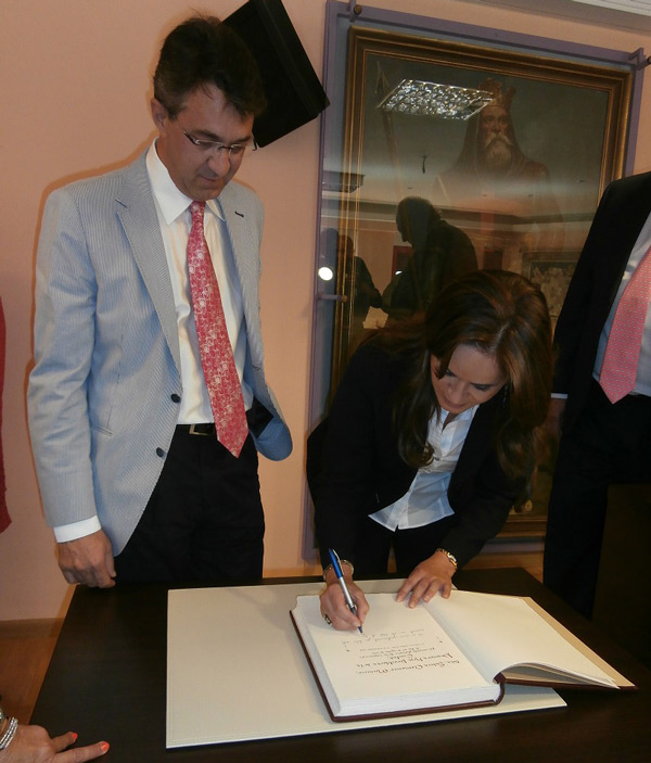 

Foto de la firma de Libro de Honores
