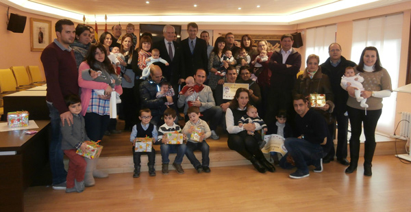 

FOTO DE FAMILIA DEL ACTO DE ENTREGA
