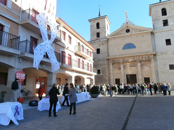 

VELAS Y FLORES CONTRA LA VIOLENCIA DE GÉNERO

