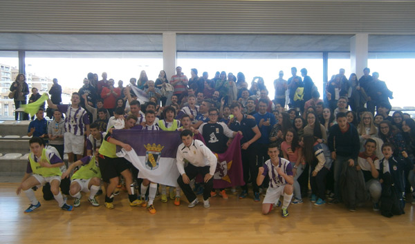 

Foto del equipo con la afición celebrando la victoria
