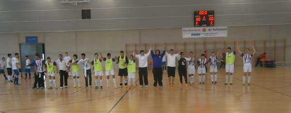 

Foto de la plantilla y el equipo técnico saludando al público
