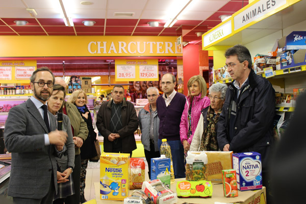 

Foto de la entrega de los alimentos a Cáritas 
