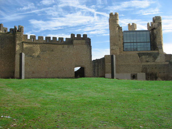 

Foto del castillo, que todos los lunes del año, de 9:00 a 14:00 horas abrirá sus puertas permitiendo el acceso libre al patio de armas.
