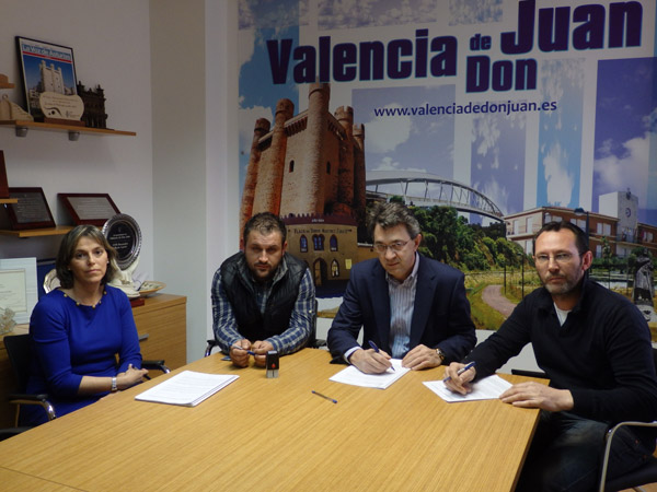 

Foto de la firma de dos convenios.
