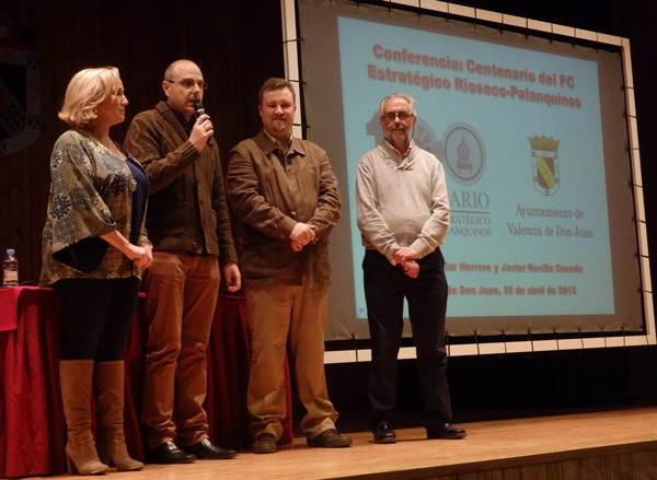 

Foto de la Concejala de Cultura y el Concejal de Patrimonio, Mª Jesus Marinelli y Restituto Martin, junto a los historiadores
