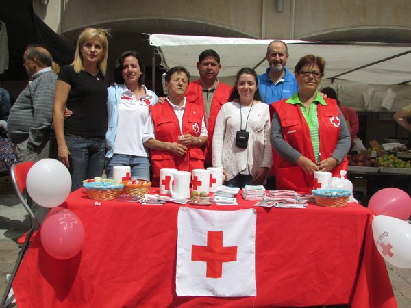 

Mesa de la Cruz Roja situada enfrente del Ayuntamiento

