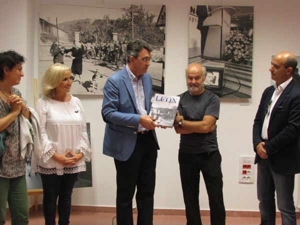 
Mauricio Peña entrega al alcalde coyantino el libro “León entre dos siglos”
