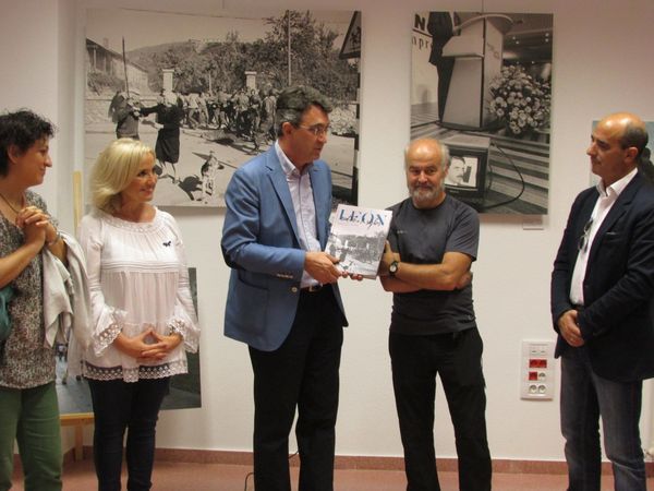 

Mauricio Peña entrega al alcalde coyantino el libro “León entre dos siglos”

