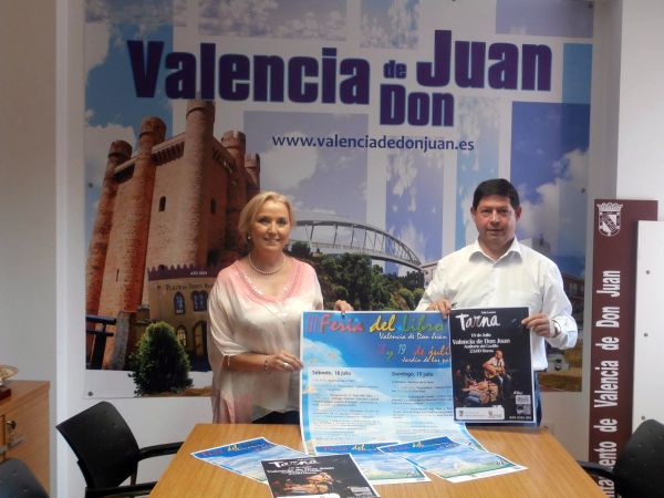 
José Jiménez Martínez y María Jesús Marinelli de la Fuente en la presentación del cartel de la feria del libro

