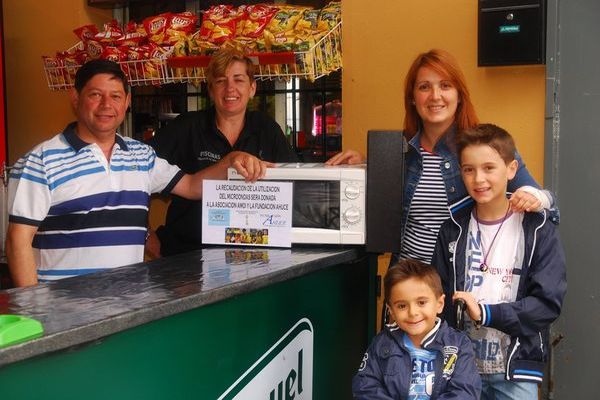 
Presentación del microondas solidario ubicado en el bar de las piscinas municipales
