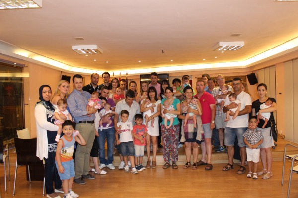 
Foto con los beneficiados del cheque de Ayuda a la Natalidad
