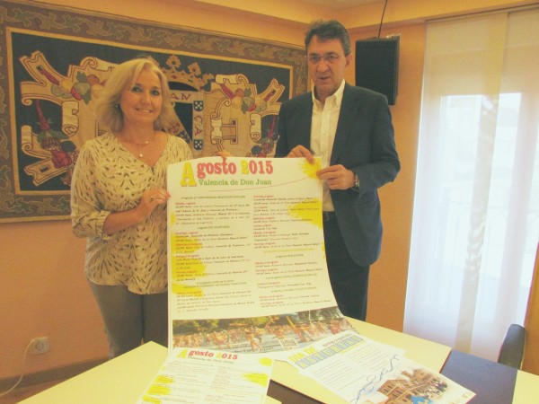 
Juan Martínez Majo y la concejala de Cultura y Turismo, María Jesús Marinelli con el cartel de actividades del mes de agosto
