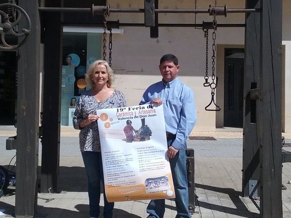 
José Jiménez Martínez y María Jesús Marinelli de la Fuente con el cartel de la XIX edición de la Feria de la Cerámica y Artesanía
