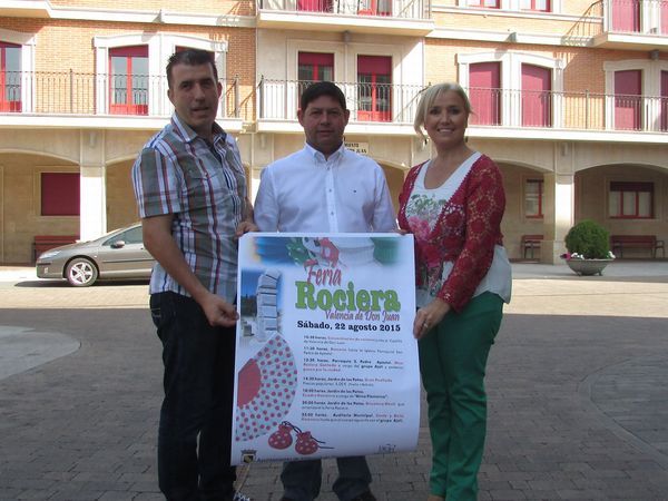 
José Jiménez, María Jesús Marinelli y Eduardo Palazuelo con el cartel de la Feria Rociera
