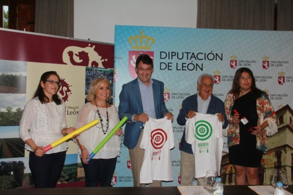 

Tcnico de Turismo, Magdalena Garca Iglesias, Concejala de Cultura, Turismo y Ferias, Mara Jess Marinelli de la Fuente, Presidente de la Diputacin de Len y alcalde Valencia de Don Juan, Juan Martnez Majo, Presidente de la D.O. tierra de Len, Pablo San Jos Recio, secretaria del Consejo Regulador D.O. Tierra de Len, Mara Villoslada de la Iglesia

