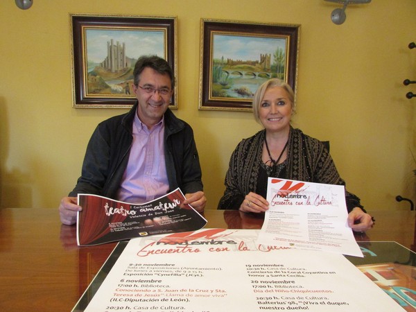 
Juan Martínez Majo y Mª Jesús Marinelli presentando el cartel de “Noviembre Encuentro con la Cultura”.
