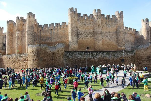 
Abrazo solidario a los pies del castillo
