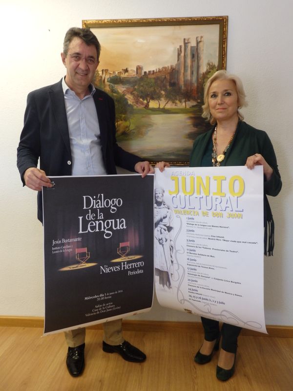 

Juan Martínez Majo y María Jesus Marinelli con dos de los carteles de eventos para el mes de Junio

