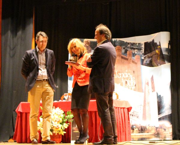 
Nieves Herrero recibiendo un obsequio de recuerdo por su paso por Coyanza
