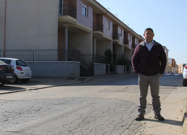 

El Teniente Alcalde, D. José Jimenez en una de las calles que se van a pavimentar

