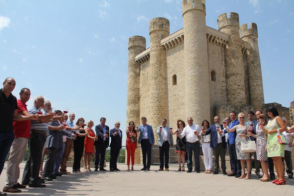 

Brindis realizado junto al Castillo de Valencia de Don Juan

