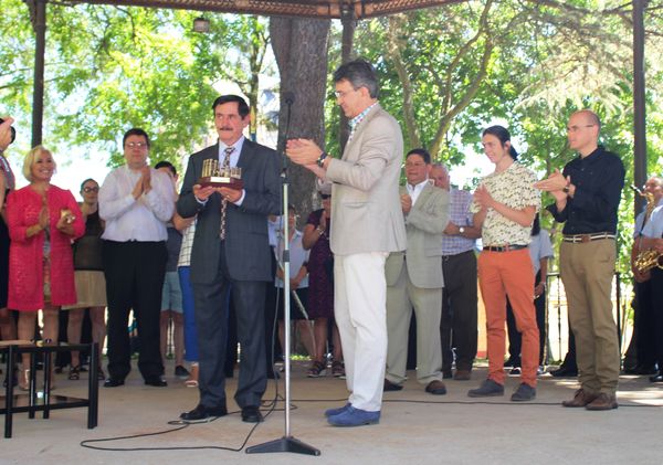 
Entrega del galardón 'Paisano de Honor' a D. Aquilino Pérez Martínez por parte del Alcalde D. Juan Martínez Majo

