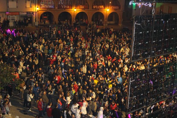 
Plaza Mayor repleta para presenciar la orquesta “La Formula”
