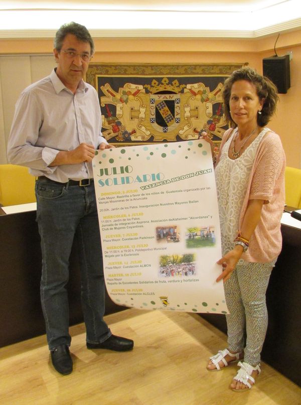 

Juan M. Majo y Mª Donata Álvarez con el cartel de “Julio Solidario”

