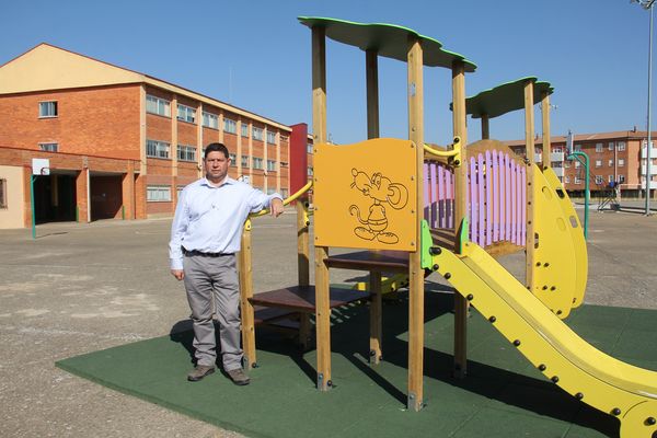 
D. José Jimenez junto a uno de los juegos en el patio escolar
