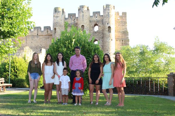 

El Alcalde, D. Juan Martínez Majo, junto a las damas y pajes infantiles de las fiestas del 2016

