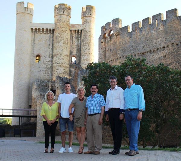 

El alcalde coyantino, Juan Martínez Majo, y la concejala de Cultura, María Jesús Marinelli, junto con el Paisano de Honor, Aquilino Pérez Martínez, y su familia

