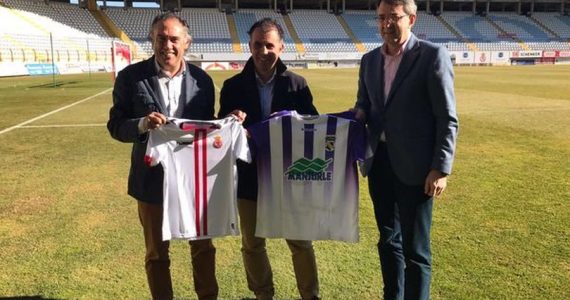 El club CD Coyanza ha firmado con la Cultural y Deportiva Leonesa SAD un convenio por el que el equipo leonés proporcionará a los jugadores del club coyantino su misma cobertura metodológica empleada. Además, gracias a este acuerdo los jugadores del CD Coyanza podrán asistir a los talleres y participar en las diferentes sesiones de tecnificación llevadas a cabo en el estadio Reino de León.El acuerdo incluye que el CD Coyanza forme parte del programa de ‘valores’ y participe en actos promocionales que desarrollar la Cultural. Además, los jugadores del fútbol 7 pasarán a formar parte del equipo de recogepelotas en los partidos del primer equipo de la Cultural en el Reino de León.En la firma del acuerdo estuvieron presentes el director general de la Cultural, Felipe Llamazares, el alcalde coyantino, Juan Martínez Majo, y concejal de Deportes, Juan Carlos Lombao.