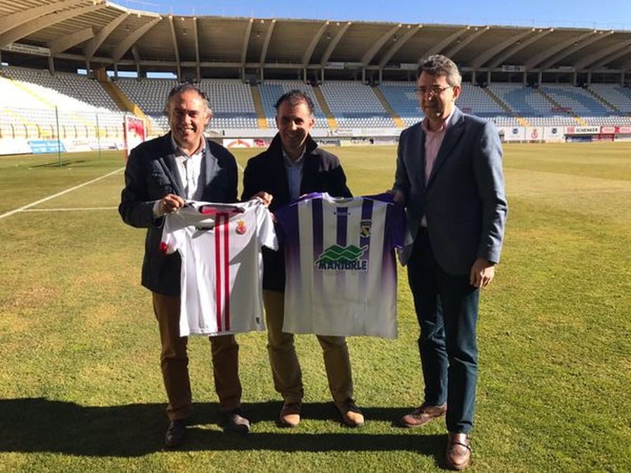 El club CD Coyanza ha firmado con la Cultural y Deportiva Leonesa SAD un convenio por el que el equipo leonés proporcionará a los jugadores del club coyantino su misma cobertura metodológica empleada. Además, gracias a este acuerdo los jugadores del CD Coyanza podrán asistir a los talleres y participar en las diferentes sesiones de tecnificación llevadas a cabo en el estadio Reino de León.El acuerdo incluye que el CD Coyanza forme parte del programa de ‘valores’ y participe en actos promocionales que desarrollar la Cultural. Además, los jugadores del fútbol 7 pasarán a formar parte del equipo de recogepelotas en los partidos del primer equipo de la Cultural en el Reino de León.En la firma del acuerdo estuvieron presentes el director general de la Cultural, Felipe Llamazares, el alcalde coyantino, Juan Martínez Majo, y concejal de Deportes, Juan Carlos Lombao.