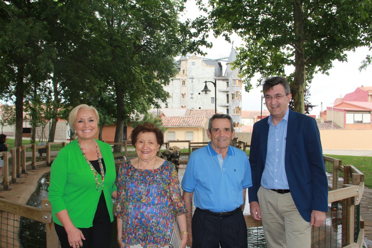 (Dcha a izq) El alcalde coyantino, Juan Martínez Majo, el Paisano de Honor 2017, Francisco Fernández, su mujer, Carmén Menéndez, y la concejala de Ferias, María Jesús Marinelli.