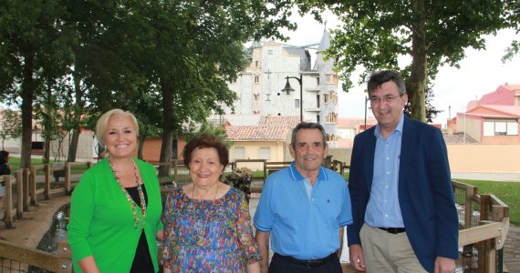 (Dcha a izq) El alcalde coyantino, Juan Martínez Majo, el Paisano de Honor 2017, Francisco Fernández, su mujer, Carmén Menéndez, y la concejala de Ferias, María Jesús Marinelli.