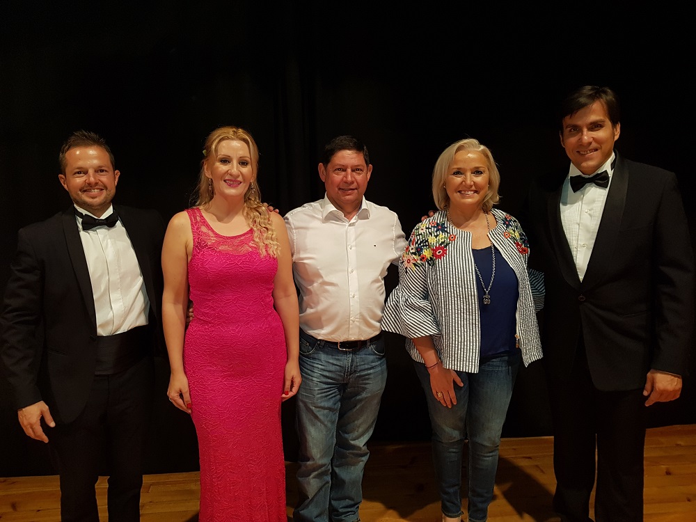 Los protagonistas de 'Grandes Duos de la Zarzuela' con el teniente alcalde y la concejala de Cultura