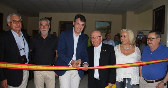 Inauguración de la exposición fotográfica organizada por la AC Los Oteros-La Vega el año pasado.